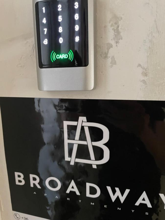 Broadway B1 Apartment *
